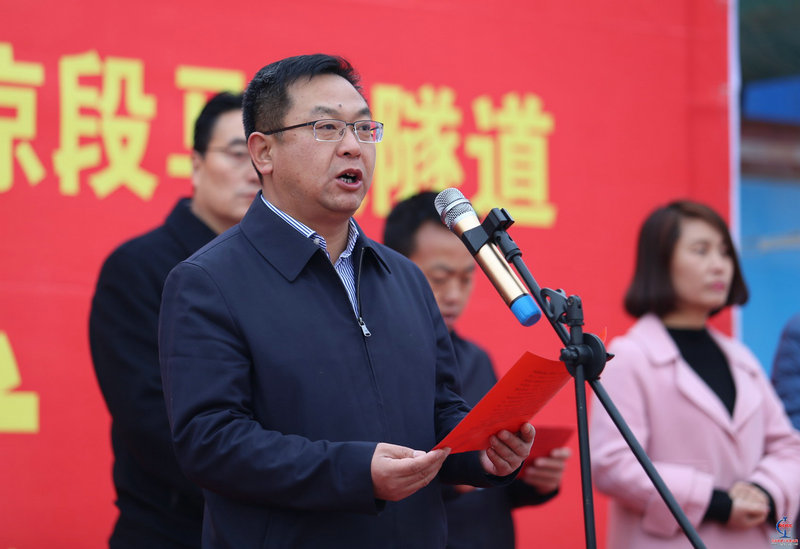 2、甘肅省公路建設(shè)管理集團(tuán)有限公司總經(jīng)理張曉軍在貫通典禮上講話。.jpg