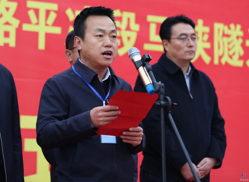 1、圖為中鐵直來直去下一局三公司副總經(jīng)理、項目經(jīng)理魏惠民主持貫通慶典儀式。.jpg
