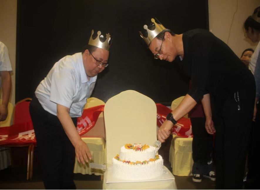 一對(duì)好搭檔 ——記中鐵建重慶軌道交通15號(hào)線(xiàn)總承包部指揮長(zhǎng)李兵、黨工委書(shū)記王向平